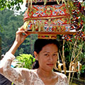  Frau bringt Opfergaben zum Luhur Tempel Batu Karu 