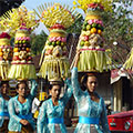  Frauen in ihrer Dorftracht tragen Opfergaben zum Tempel 