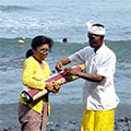  Zeremonie am Meer beim Pulaki Tempel 