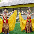  Tänzerinnen im Taman Ayun Tempel 