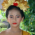  junge Tänzerin bei einer Hochzeit in Villa Kompiang 