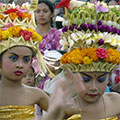  junge Tempeltänzerinnen bei einer Tempelzeremonie 