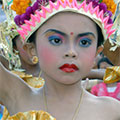  junge Tempeltänzerin bei einer Dorftempelzeremonie 