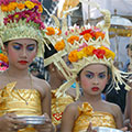  junge Temepltänzerinnen bei einem Dorffest auf Bali 