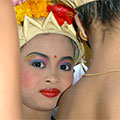  junge, hübsche Tempeltänzerin bei einer Dorftempelzeremonie 