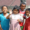  Kinder in einem Bergdorf Balis 