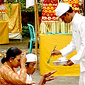 Priester verteilt Weihwasser bei Tempelzeremonie 