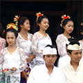  junge Hindus bei einer Tempelzeremonie auf Bali 