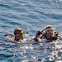  Easy Divers Bali - Taucher im Wasser 
