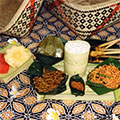 Balische Speise, originell in Bananenblättern serviert 