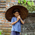  Bali-Junge am Land 