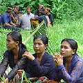  Gruppe von Dorfbewohnern bei einer Totenverbrennung 