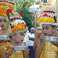  Tempeltänzerinnen bei einem Dorftempelfest auf Bali 