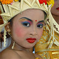  junge Bali Tempeltänzerin bei ihrem ersten Auftritt 
