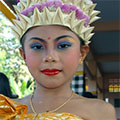  junge Bali Tänzerin in Festkleidung 