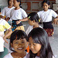  Mädchen beim Tanzunterricht in der Dorfhalle 