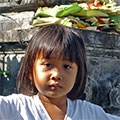  Bali Mädchen bei Zeremonie 