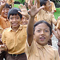  fröhliche Kinder am Schulhof 