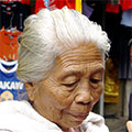  ältere Frau am Markt 