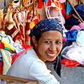  Marktfrau auf einem traditionellen Dorfmarkt 