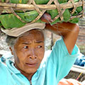  Marktfrau transportiert ihre Ware am Kopf 