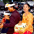 Familie fährt mit dem Moped zur Tempelzeremonie