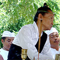  "Pedanda" Hohepreisterin bei einer Dorftempelzeremonie in Nordbali 