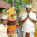 Preister mit Opfergaben bei einer Dorftempelzeremonie auf Bali
