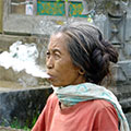  rauchende Frau in einem Bergdorf Balis 