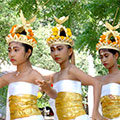  junge Tänzerinnen bei einem Dorftempelfest 